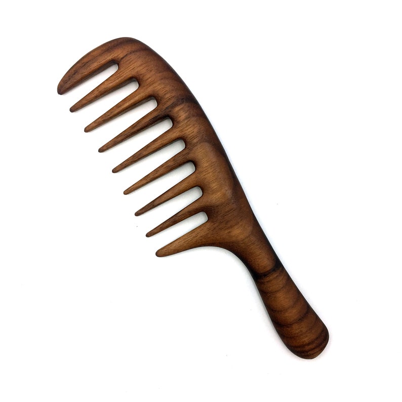 K&ouml;nnte beinhalten: Ein brauner Holzkamm mit einem breiten Griff und einer Reihe von Z&auml;hnen. Der Kamm ist aus dunklem Holz mit nat&uuml;rlicher Maserung.