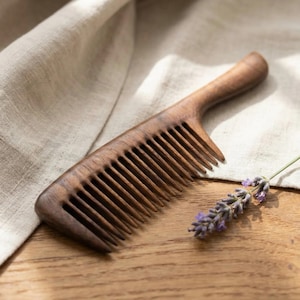 Peineta de madera de nogal con acabado de aceite de jojoba — Hecha a mano, para cabello liso y ondulado