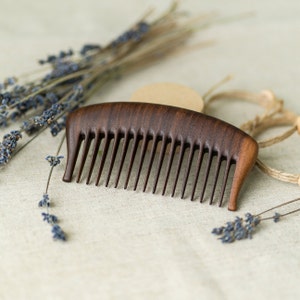 Peigne coiffure en bois découpé et gravé