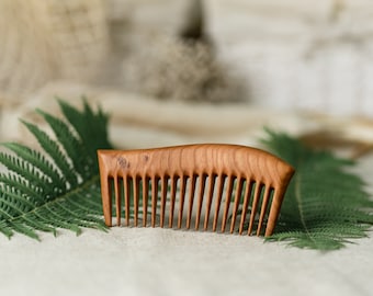Handgemachter Haarkamm aus Kirschholz: Natürliches Öl-Finish