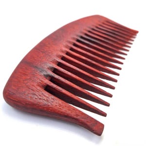 Handgefertigter Haarkamm aus Padauk Holz / Ein Hauch von Wärme aus der Natur / Für glattes oder leicht gewelltes Haar / / Gesundes Haar / Natürliches Holz