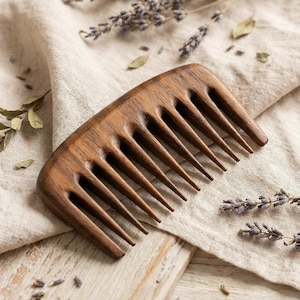 Peine de madera de nogal hecho a mano: acabado con aceite de jojoba, cabello sano. imagen 1