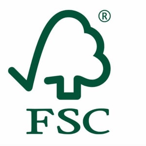K&ouml;nnte beinhalten: Das FSC-Logo zeigt einen gr&uuml;nen stilisierten Baum mit einem H&auml;kchen davor. Der Text "FSC" befindet sich unter dem Baum in einer gr&ouml;&szlig;eren Schriftart.