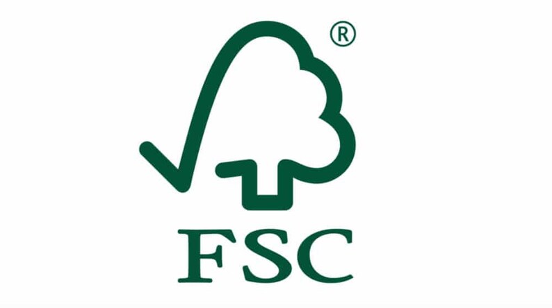 K&ouml;nnte beinhalten: Das FSC-Logo zeigt einen gr&uuml;nen stilisierten Baum mit einem H&auml;kchen davor. Der Text "FSC" befindet sich unter dem Baum in einer gr&ouml;&szlig;eren Schriftart.