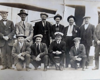 Fotografia di gruppo vintage in bianco e nero, risalente agli anni '30 circa.