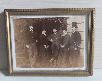 Antica fotografia di gruppo in seppia, risalente alla fine del XIX secolo e incorniciata.