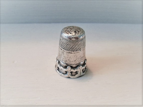 Details about   Vintage Scalloped Edge Ornate Raised Design Sterling Silver Thimble 