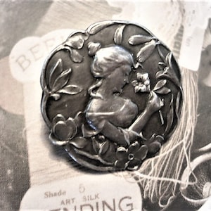 Bouton d’argent Art Nouveau antique début du 20ème siècle