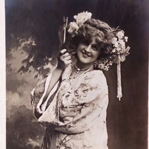 Carte postale édouardienne antique sépia série photographique « Marie Studholme » 1903