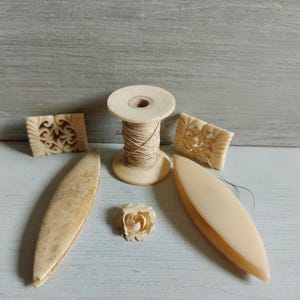 Könnte beinhalten: Handgefertigtes Holzschild mit dem handgeschriebenen Wort "Welcome". Das Schild ist weiß mit einem Used-Look und einem floralen Design in Rosa und Grün. Für den Innen- und Außenbereich geeignet.