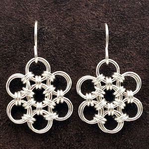 Pendientes de malla artesanal con patrón Hana Gusari: joyas inspiradas en armaduras japonesas hechas a mano