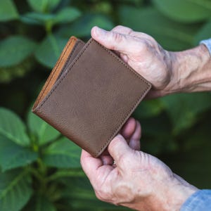 Billetera de cuero sintético personalizada - Billetera plegable grabada a medida - Billetera grabada con láser para hombres