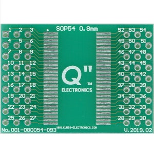 Puede incluir: Placa de circuito verde con pines de color dorado y una etiqueta blanca que dice "Q" Electronics. La placa está etiquetada "SOP54 0,8 mm" y tiene números del 1 al 54 impresos en ella.