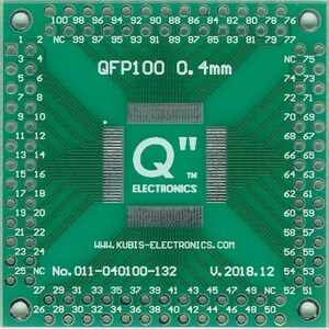 Puede incluir: Placa de circuito impreso verde con pines chapados en oro y el texto "Q'" "ELECTRONICS" "WWW.KUBIS-ELECTRONICS.COM" "No. 011-040100-132" "V. 2018.12" y los números del 100 al 50.