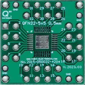 Puede incluir: Una placa de circuito impreso verde con un chip plateado en el centro. La placa tiene 32 pines y el texto "OFN32-5x5 0.5mm" está impreso en la placa. La placa está etiquetada con los números del 1 al 32.