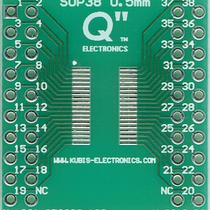 Op de afbeelding: Een groene printplaat met vergulde pinnen en de tekst "SOP38 0.5mm" en "Q' ELECTRONICS" erop gedrukt. De printplaat heeft 38 pinnen, genummerd van 1 tot en met 38. De tekst "HHH. KUBIS-ELECTRONICS.COM" en "No. 001-050038-102" en "V. 2019.02" zijn ook op de printplaat gedrukt.
