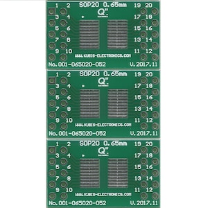 Op de afbeelding: Een groene printplaat met gouden pinnen en de tekst "SOP20 0,65 mm" en "Q" erop gedrukt. De printplaat heeft een aantal gaten voor het solderen van componenten. De tekst "WWW.KUBIS-ELECTRONICS.COM", "No. 001-065020-052" en "V. 2017.11" staat ook op de printplaat.