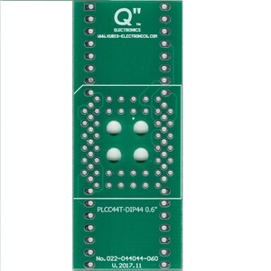 Pode incluir: Uma placa de circuito impresso verde com um rótulo branco que diz "PLCC44T-DIP44 0.6" e "No. 022-044044-060 V. 2017.11". A placa tem um logotipo branco que diz "Q" com o texto "ELECTRONICS" e "HAL. KUBIS-ELECTRONICS.COM" abaixo.