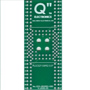 Può includere: Una scheda di circuito verde con un chip bianco e il testo "PLCC52T-DIP52 0.9"" e "No. 022-052052-090 V. 2020.03". La scheda ha una Q bianca con "II" sopra e "ELECTRONICS" sotto. Il testo "WWW.KUBIS-ELECTRONICS.COM" è anche sulla scheda.