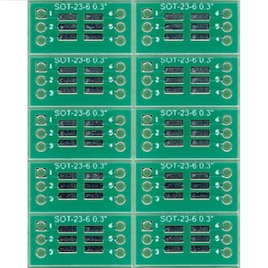 Pode incluir: Um conjunto de placas de circuito verde, cada uma rotulada como "SOT-23-6 0.3" com pontos de conexão numerados. As placas possuem componentes retangulares e circulares, dispostos em um padrão de grade. A imagem mostra múltiplos componentes eletrônicos idênticos.