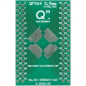 Op de afbeelding: Een groene printplaat met vergulde pinnen en de tekst "QFP64 0.5mm +(48, 40)" en "Q™ ELECTRONICS" erop gedrukt. De printplaat heeft een aantal rijen pinnen, genummerd van 1 tot 64. De printplaat is gelabeld met "No. 011-050064-162 U. 2022.02".