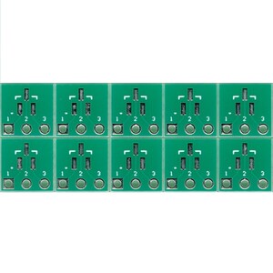 Puede incluir: Diez placas de circuito verde con filas de tres pines chapados en oro etiquetados como "1", "2" y "3".