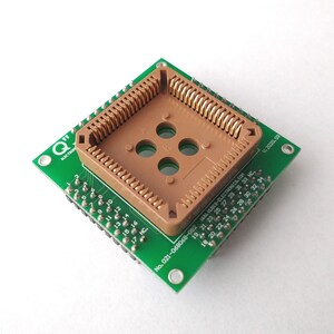 Può includere: Una scheda di circuito stampato verde con una presa marrone per un circuito integrato. La scheda ha il testo "Q" e "ELECTRON" stampato su di essa. La scheda ha numeri stampati da 1 a 34. La scheda ha il testo "No. 021-068068-092" e "BAL KUBIS-ELECTRONICS.COM" stampato su di essa. La scheda ha il testo "U. 2020.09" stampato su di essa.