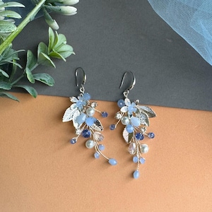 Stoffige blauwe bloemblaadje oorbellen, bloemen lente oorbellen, zomer bloemen oorbellen, unieke oorbellen bruidsmeisje, unieke oorbellen bruidsfeest