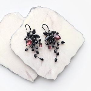 Schwarze weinrote Ohrringe, schwarze baumelnde Ohrringe, schwarze Rubinohrringe, schwarze Abschlussballohrringe, schwarze Brautjungferohrringe, Mutter der Braut