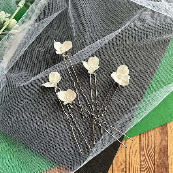 Set of 5 white flower bridal hair pins. White Hydrangea Wedding Hair Pins. Bridesmaid Hair Pins. Bridal Hairpins. Hair Pins for Wedding