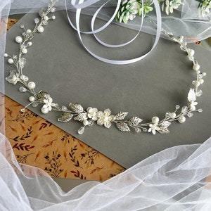 Pearl wedding dress sash, Silver bridal vine sash, Boho floral sash, Silver leaf bridal belt, Boho bridal belt, Bridal sash belt