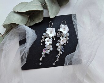 White flower earrings, Dangle Earrings, bridal earrings, wedding earrings for boho bride, White flower Earrings for Wedding, Summer Earrings