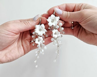 Bridal Earrings with White Flowers, Flowers Wedding Earrings, Boho Bridal Earrings, Boho Chic Accessories,Statement Earrings for bride