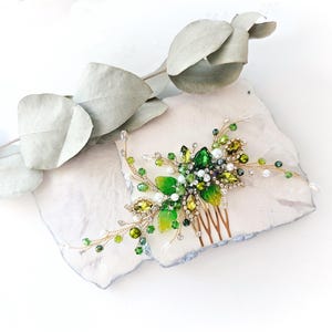 Pettine per capelli da sposa in cristallo verde smeraldo fatto a mano con perle
