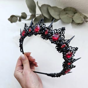 Black Crystal Crown, Black wedding crown, Gothic wedding crown, Spike crown Black tiara with metal spikes, The Queen&#39;s crown