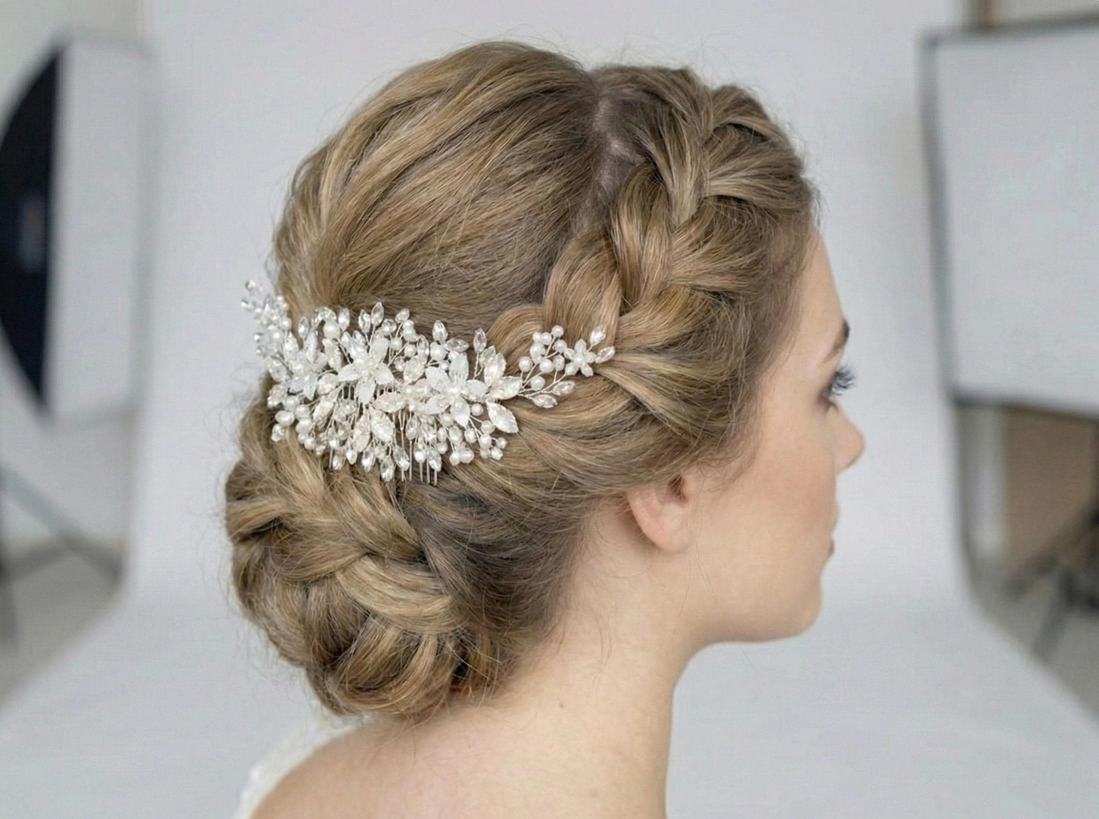 White Flowers Wedding Hair Comb. White Bridal Hair Comb 