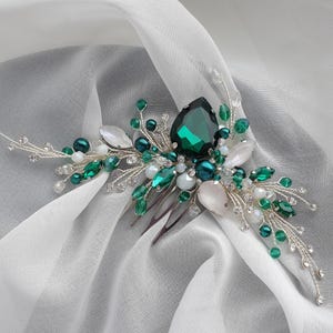 Emerald Bridal hair comb, Green crystal wedding hairpiece, Emerald hair accessory for bride, Silver emerald hair comb
