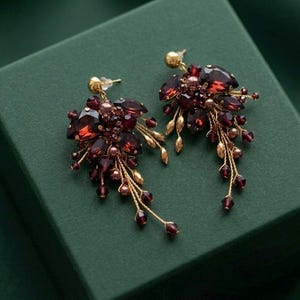 Pendientes de cristal color burdeos intenso, pendientes llamativos color rubí, pendientes de cristal color granate para bodas, pendientes color malva para fiestas de verano.