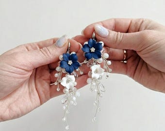 Pendientes florales azul índigo, pendientes de flores azul marino, pendientes colgantes azules, pendientes de flores de hadas, regalo para ella, pendientes azul medianoche