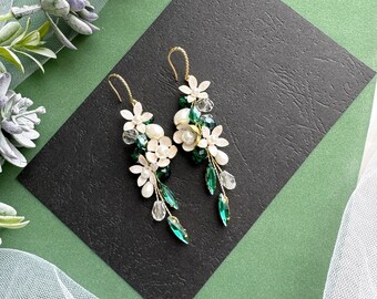 White flower earrings, Dangle Earrings, Green Crystal Earrings, Emerald Earrings for Wedding, Flower Clip On earrings, Summer Earrings