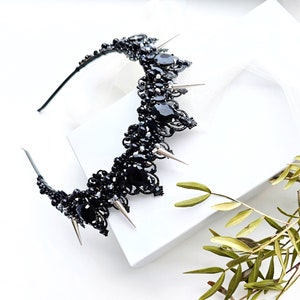Black Crystal Crown, Black wedding crown, Gothic wedding crown, Spike crown Black tiara with metal spikes, The Queen&#39;s crown