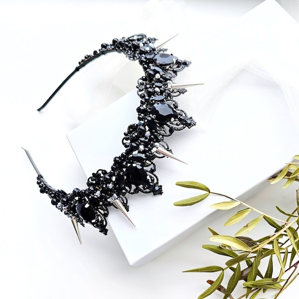 Black Crystal Crown, Black wedding crown, Gothic wedding crown, Spike crown Black tiara with metal spikes, The Queen's crown