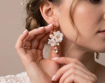 Bridal Earrings with White Flowers, Flowers Wedding Earrings, Boho Bridal Earrings, Boho Chic Accessories,Statement Earrings for bride