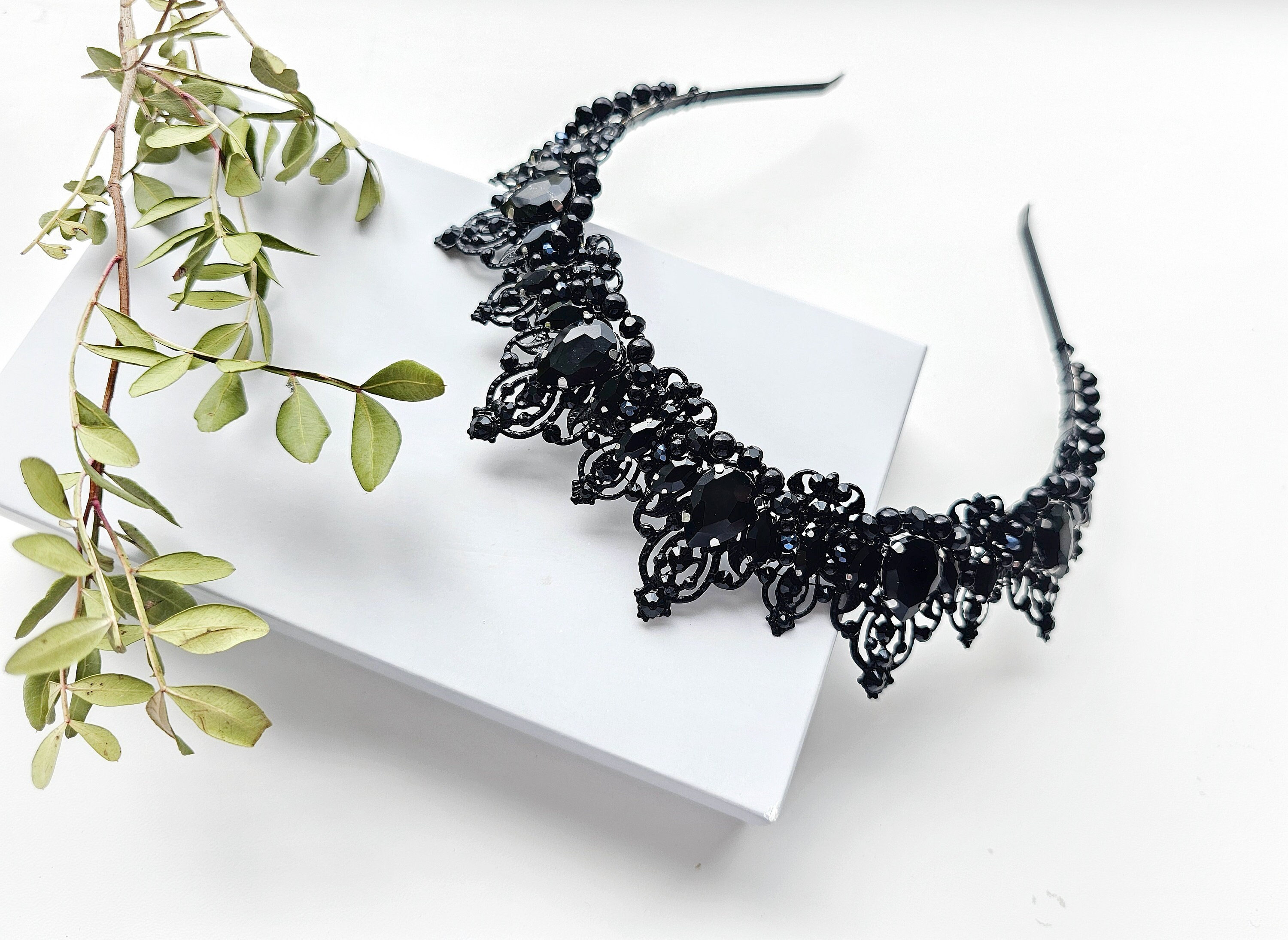 Black Spike Hochzeitskrone: Gothic Queen Tiara, Handgemacht