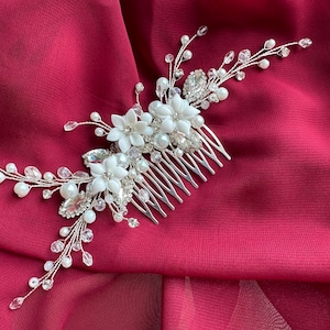 Bridal hair comb with white flowers and crystals - Pearl wedding hair accessory - Elegant hairpiece for bride - Floral hair vine