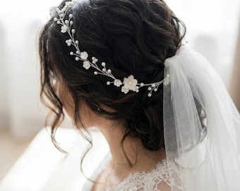 Floral bridal hair vine. White Flower wedding hair vine. Pearl hair piece. Floral Wedding hair jewelry. Prom hair vine