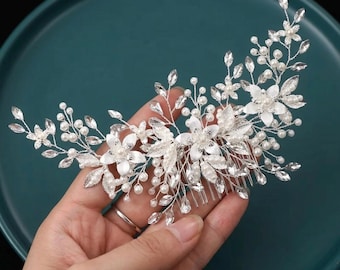 White Flowers Wedding Hair Comb. White Bridal Hair Comb  display picture 2