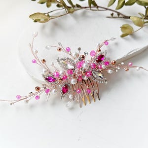 Handgemaakte fuchsia parelhaarkam: bruidshaarstuk