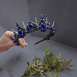 Schwarz-blaue Kristall-Hochzeitskrone, Sapphire Gothic-Hochzeitskrone, Königsblau-Schwarze Tiara mit Metall-Spitzen, Die Krone der Königin