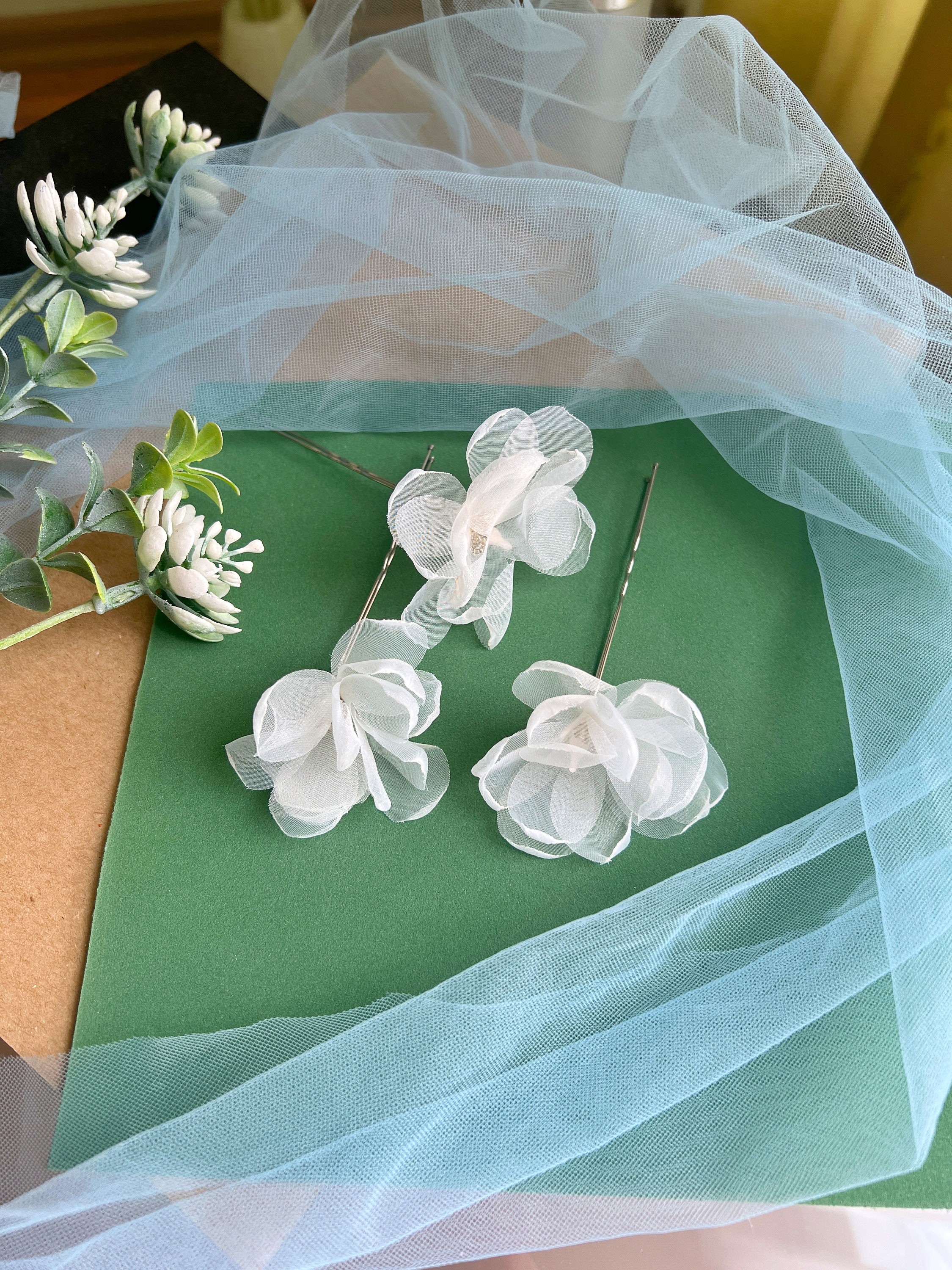 IYOU Spille per Capelli da Sposa a Fiore Copricapo in Cristallo Argento Perla Fermagli per Capelli da Spose Accessori per Capelli Sposa per Donne e Ragazze(Confezione da 2